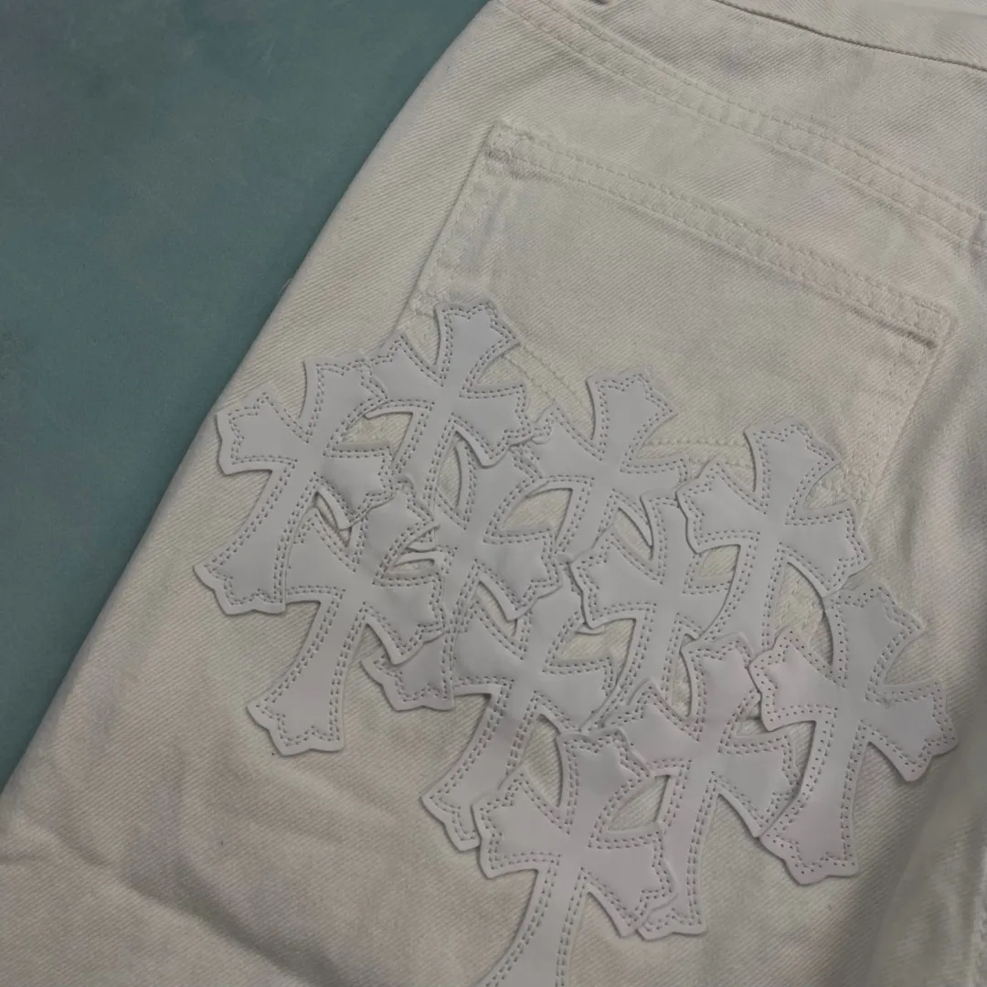 🅿️300 🔘Model No.-KL166 🔘Croxin𝐂𝐡𝐫𝐨𝐦𝐞 𝐇𝐞𝐚𝐫𝐭 White Bull King Metal Cross White Leather Heavy Duty Jeans* The brand of Croxin has always been famous for its high-end and design. The quality of these pants is unparalleled, and a pair is often hard to find at counters. It uses top-notch heavy-duty washing technology, the calf leather laser-cut cross is particularly exquisite, and the aged silver hardware adds a sense of retro and luxury. White denim fabric, paired with a cross leather design, is fashionable and individual. The straight version is also particularly slim. The style is the same for men and women, so whoever wears it will look better! The matching suggestions are as follows: Cool street style: Pair the upper body with a black short crop top, a black leather jacket, and black Martin boots. Wear a silver necklace and ring from Crowe Heart and walk on the street to feel cool. Casual fashion style: wear a simple white cotton T-shirt, a loose denim jacket, and white sneakers. Overall casual and comfortable, suitable for daily travel and shopping. High-end outfit: Pair it with a black silk-textured shirt, tuck it into pants, and put on a pair of black leather shoes. Wearing a black suit jacket will instantly enhance your temperament, and you can attend some formal occasions without any pressure.  Size: S M L XL (28.30.32.34) Color: White